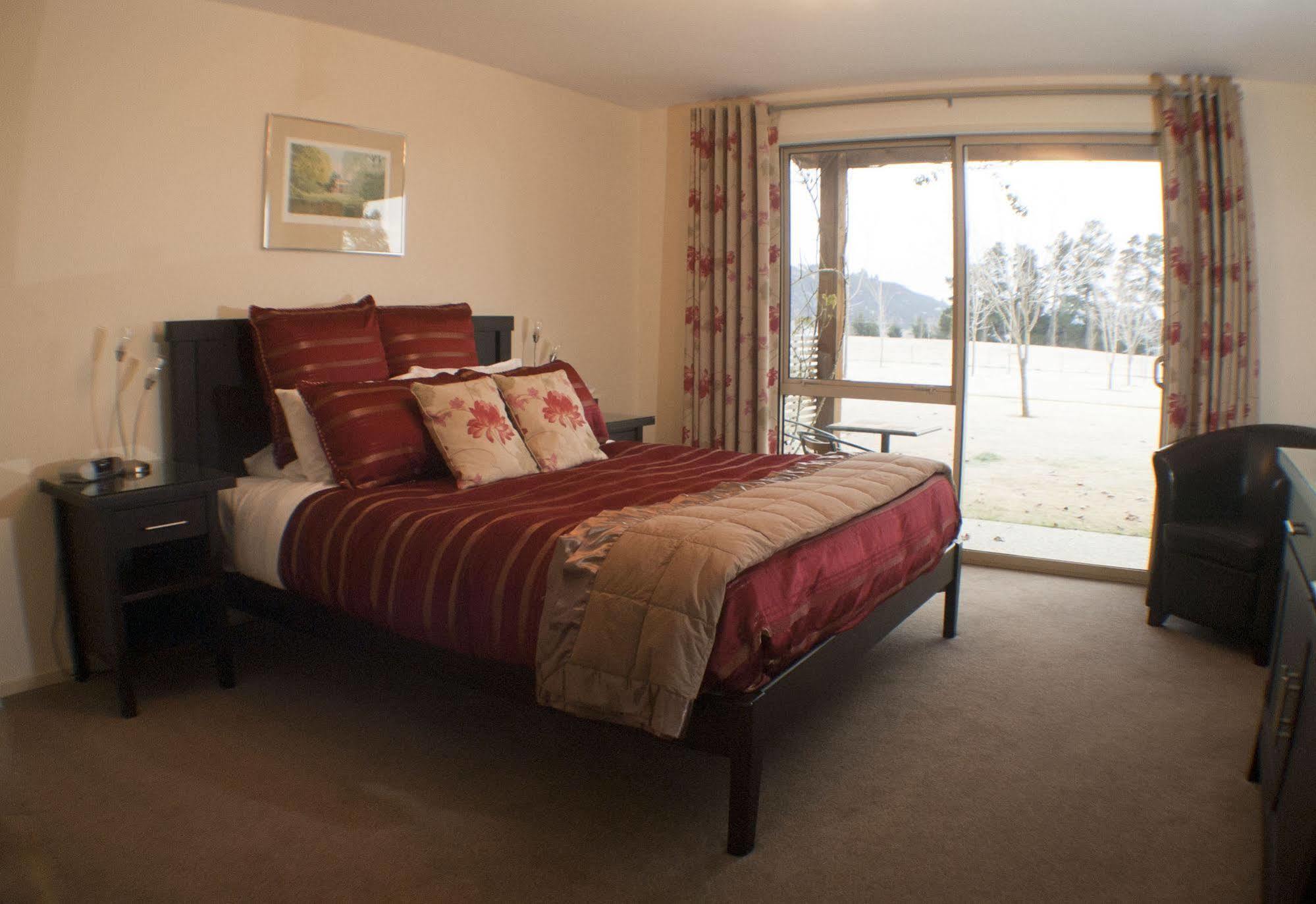 Maple Lodge Luxury Bed & Breakfast Albert Town Екстериор снимка