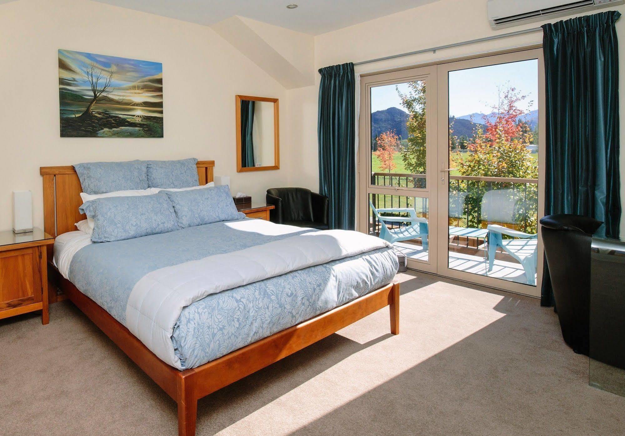 Maple Lodge Luxury Bed & Breakfast Albert Town Екстериор снимка