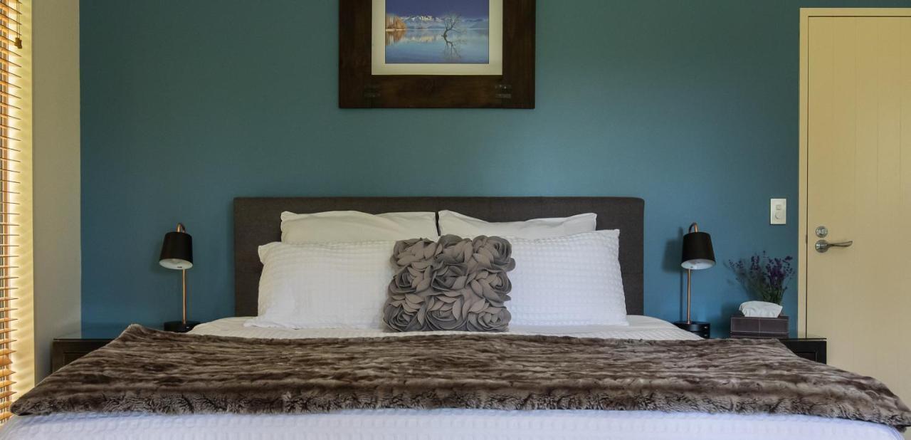 Maple Lodge Luxury Bed & Breakfast Albert Town Екстериор снимка