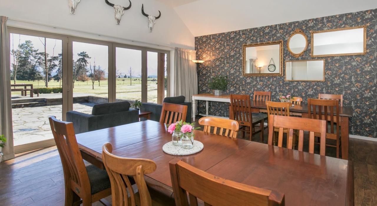 Maple Lodge Luxury Bed & Breakfast Albert Town Екстериор снимка
