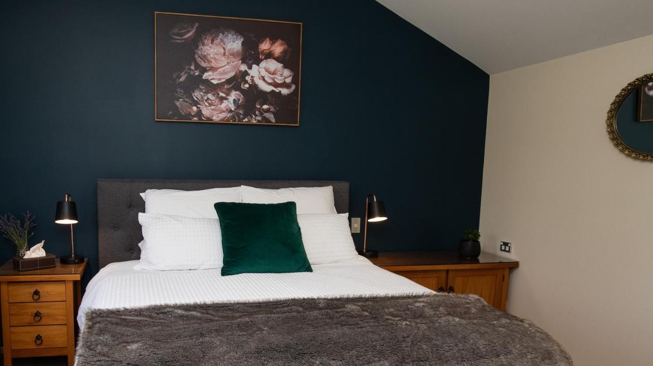 Maple Lodge Luxury Bed & Breakfast Albert Town Екстериор снимка