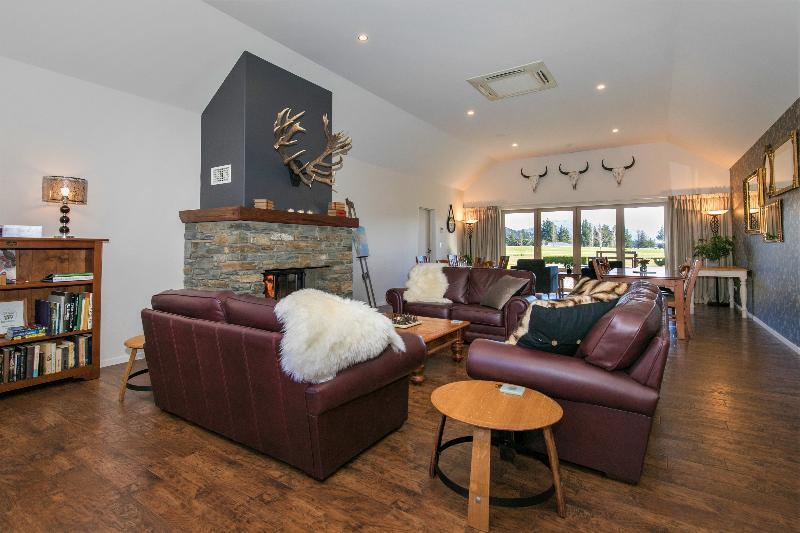 Maple Lodge Luxury Bed & Breakfast Albert Town Екстериор снимка