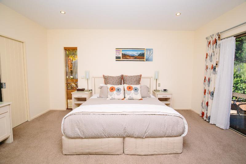 Maple Lodge Luxury Bed & Breakfast Albert Town Екстериор снимка