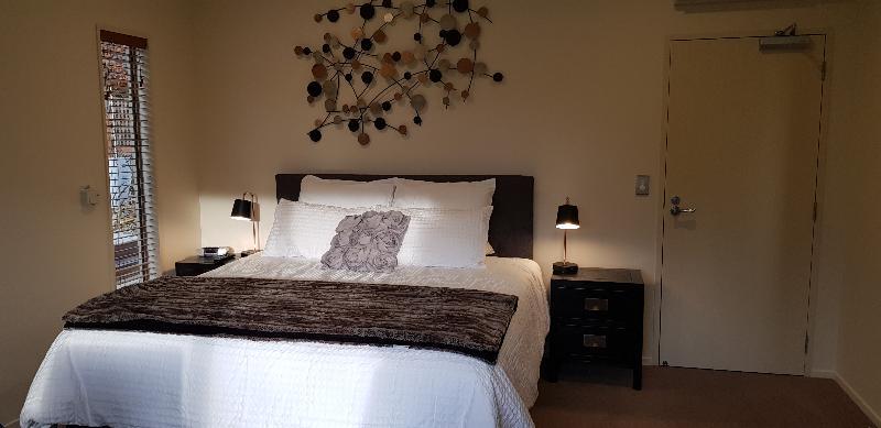Maple Lodge Luxury Bed & Breakfast Albert Town Екстериор снимка